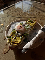 Tostada de palta con huevo y semillas.