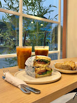 Plato de brunch servido junto a una ventana.