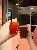 Dos bebidas frías servidas en Cafeteras Coffee.