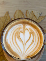 Café con latte art en forma de hojas.